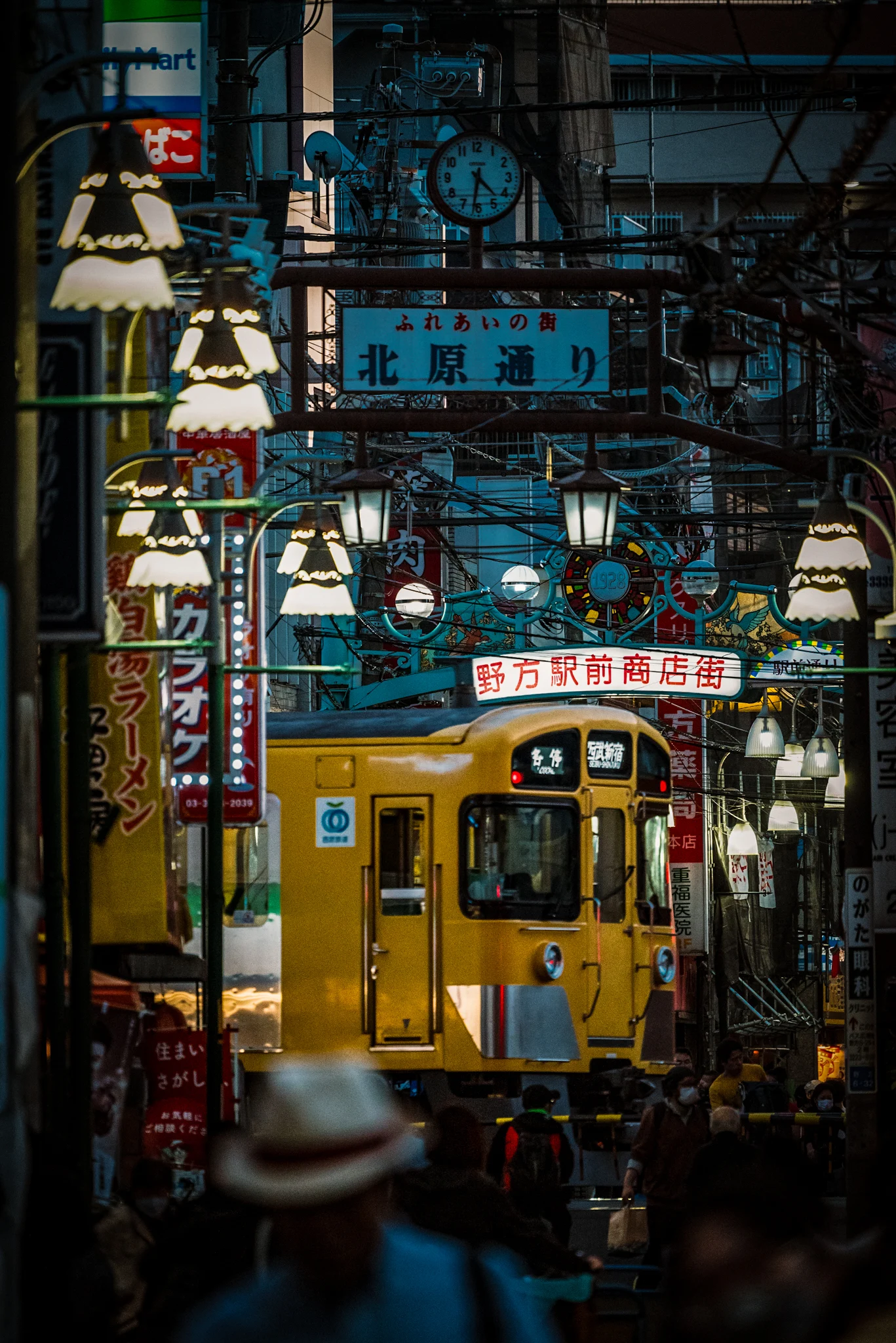北原通りの商店街を走る黄色い電車